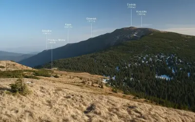 Widok na masyw Babiej Góry, gdzie Diablak (1725 m) góruje nad lasami i łąkami.