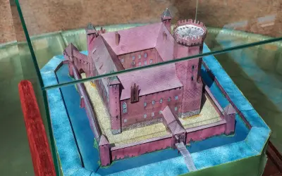Model zamku z fosą, idealny na atrakcje dla dzieci. Nawet gniew rycerzy nie powstrzymałby ich przed zwiedzaniem!
