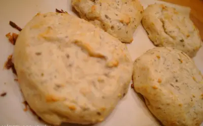 Nybakade bullar med frön, redo att värma bullar i ugnen.
