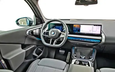 Wnętrze nowoczesnego x3 bmw z dużym ekranem nawigacji i cyfrowymi zegarami.