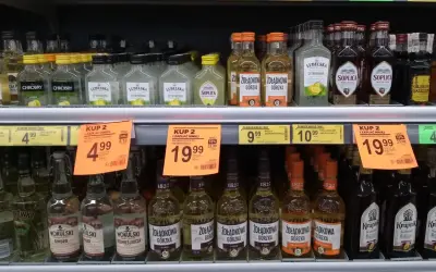 Półka z małpkami wódki: Żołądkowa Gorzka, Soplica Wiśniowa, Lubelska Cytrynowa i inne.
