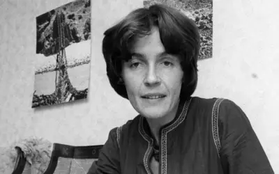 Polska alpinistka Wanda Rutkiewicz na zdjęciu. W tle widoczne obrazy z górskim krajobrazem.