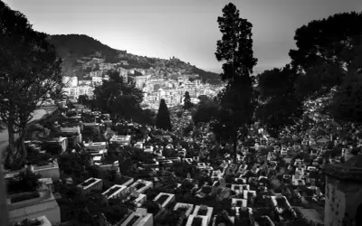 Vue d'un cimetière en pente, avec la ville d'Alger en arrière-plan. L'expression de Bab El Oued se lit dans cette vue mélancolique.