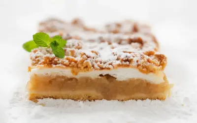 Puszysta piana do szarlotki, idealna na wierzch ciasta, posypana cukrem pudrem i udekorowana miętą.