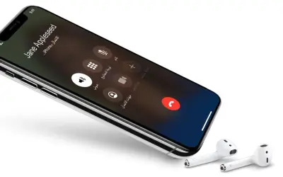 iPhone z włączonym wifi calling, ekran połączenia z Jane Appleseed. Obok leżą słuchawki AirPods.