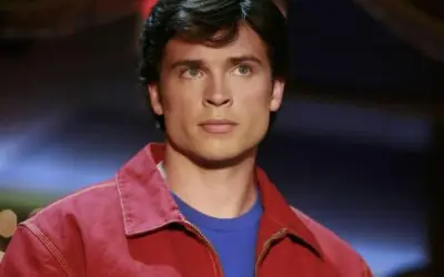 Tom Welling w czerwonej kurtce, znany z filmów, seriali i programów.