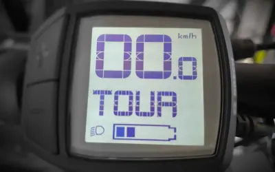 Display eines Cube E-Bikes: Geschwindigkeit 0.0 km/h, Modus TOUR, Akku fast voll. Das Licht ist eingeschaltet.
