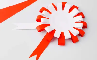 Gotowy do przedszkolnego świętowania? Biało-czerwony kotylion, idealny szablon do ozdobienia!