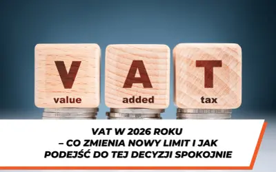 Drewniane klocki z literami V, A, T i napisami "value", "added", "tax" na monetach. Temat: zwolnienie podmiotowe z VAT w 2026 roku.