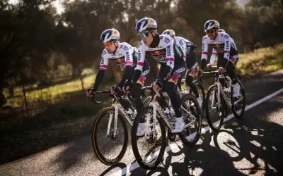 Kolarze BORA-hansgrohe w akcji podczas Giro d'Italia, skupieni na drodze, gotowi na wyzwania.