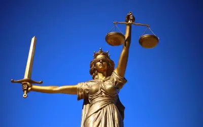 Złota Temida z wagą i mieczem, symbol sprawiedliwości, przypomina, że prawo nie działa wstecz.