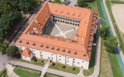 Zamek Królewski w Niepołomicach, z jego dziedzińcem i arkadowymi krużgankami, to jedna z głównych atrakcji regionu.