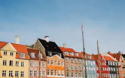 Kolorowe kamienice nad kanałem w Kopenhadze, gdzie duńska korona jest walutą.
