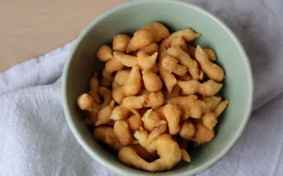 Schüssel mit knusprigen Backerbsen. Was kann man mit Backerbsen machen? Perfekt als Snack oder als Suppeneinlage!