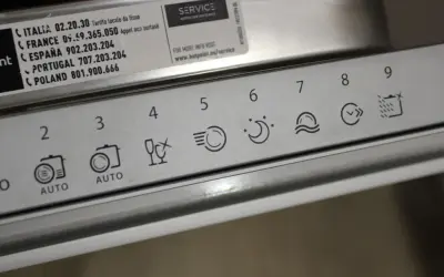 Panel sterowania zmywarki Hotpoint Ariston z ikonami programów i oznaczeniem klasy energetycznej A+.
