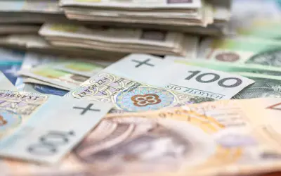 Stos banknotów 100 złotych. Taka stawka godzinowa to marzenie przy umowie zlecenie.