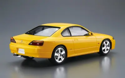 Żółty Nissan Silvia S15 z widokiem z tyłu i z boku.