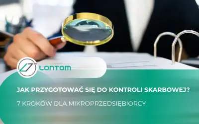 Ręka z lupą bada dokumenty. Poradnik "Jak przygotować się do kontroli skarbowej?" dla mikroprzedsiębiorców.