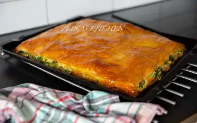 En gyllene filodegspaj med spenat och ost, redo att serveras. Ett perfekt filodeg recept för middagen.