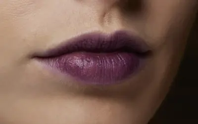 Labbra con rossetto viola intenso, un colore audace che dona a chi osa sperimentare.