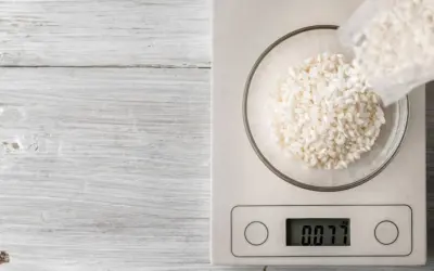 Balanza digital muestra 0.077 kg de arroz en un bol. Ideal para calcular cuánto arroz por persona.