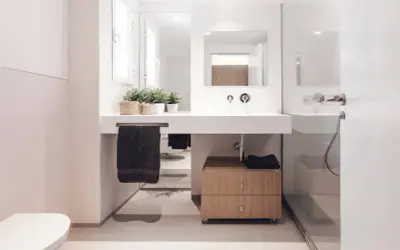 Cajonera de madera con ruedas, ideal para ideas para debajo del lavabo. Almacenamiento práctico y estético.