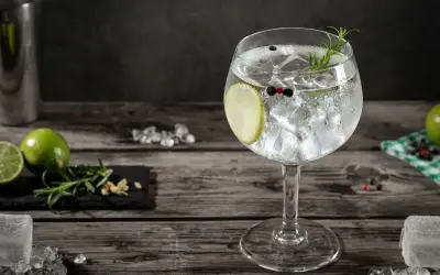 Orzeźwiający gin z tonikiem i plasterkiem cytryny, ozdobiony gałązką rozmarynu. Idealny na letnie wieczory.
