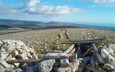Sentiero roccioso su un crinale con vista sul mare, vicino a Cagnano Varano.