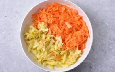 Start your healthy meal with this vibrant surówka z marchewki z majonezem. Startuje zdrowy posiłek z tą barwną surówką z marchewki z majonezem.