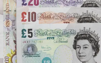 Brytyjska waluta: banknoty £5, £10 i £20 z wizerunkiem królowej Elżbiety II.