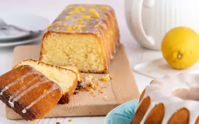 Zitronenkuchen wie bei Oma: saftiger Rührkuchen mit Zuckerguss und frischer Zitrone, daneben ein Gugelhupf.