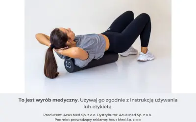 Kobieta z wałkiem pod plecami. Przed użyciem zapoznaj się z rolowanie kręgosłupa przeciwwskazania.