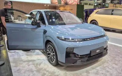 Niebieski hatchback B10 z otwartymi drzwiami, obok żółtego samochodu. To jest właśnie hatchback co to za typ auta.