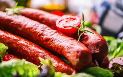 Aromatyczna kiełbasa chorizo ułożona na sałacie z pomidorkami i rozmarynem.