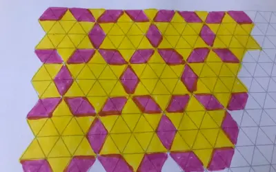 Tassellazioni scuola primaria: un pattern di triangoli gialli e rombi viola su carta a quadretti, un esercizio di geometria creativa.