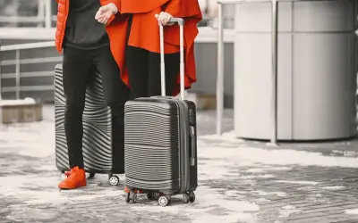 Två personer med resväskor, redo för flygresan med easyjet handbagage.