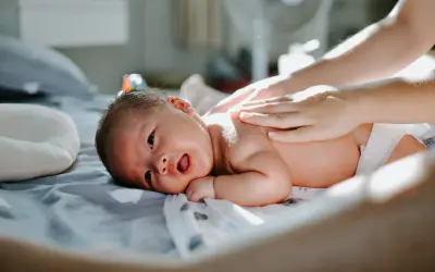 Rozwój niemowlęcia: Kiedy do fizjoterapeuty? Niepokojące sygnały