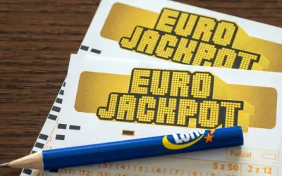 Dwa kupony Eurojackpot leżą obok siebie, gotowe do wypełnienia. Czy to właśnie te liczby okażą się eurojackpot pewniaki?