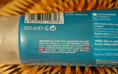 Skład kosmetyku John Frieda zawiera m.in. alkohol denat., który pomaga w aplikacji i utrwaleniu fryzury.