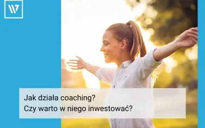 Uśmiechnięta młoda kobieta z rozłożonymi ramionami, symbol wolności i rozwoju. To obraz, który idealnie oddaje ducha coachingu grupowego.
