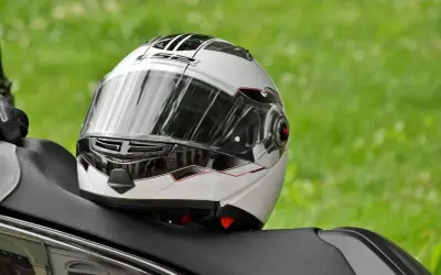Biały kask motocyklowy z czarnymi i czerwonymi akcentami, gotowy do naprawy.
