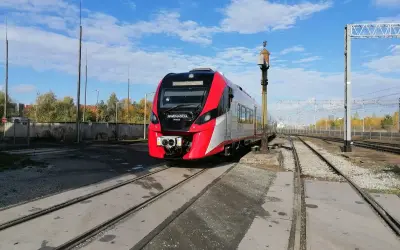 Nowy pociąg Kolei Wielkopolskich czeka na odjazd z Poznania do Wolsztyna.