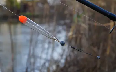 Fischers Pose zeigt an, wie tief der Köder für den Hecht hängt.