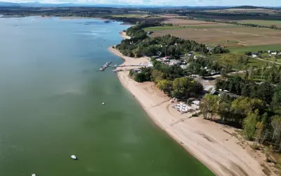 Widok na Mietków Zalew z plażą, pomostem i łodziami. Sprawdź cennik atrakcji i wypoczynku nad wodą.