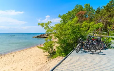 Rowerami po wybrzeżu – odkryj najpiękniejsze trasy rowerowe w Polsce! Piękna plaża, spokojne morze i zielony las zapraszają na aktywny wypoczynek.