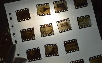 Przezroczysta folia z różnymi rodzajami filmu, ukazująca fragmenty wykopalisk archeologicznych.