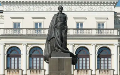Pomnik Słowackiego, majestatyczna rzeźba w otoczeniu klasycystycznej architektury, przywołuje ducha poezji i historii.