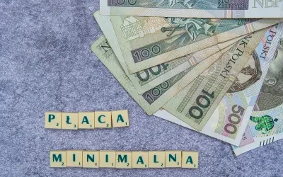 Pieniądze i litery układające się w "PŁACA MINIMALNA". Czy to zapowiedź podwyżki dla pielęgniarek w 2026 roku?