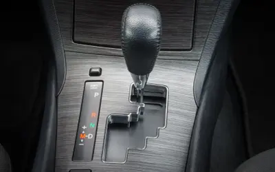 Dźwignia automatycznej skrzyni biegów Tiptronic w samochodzie. Widoczne oznaczenia P, R, N, M-D.