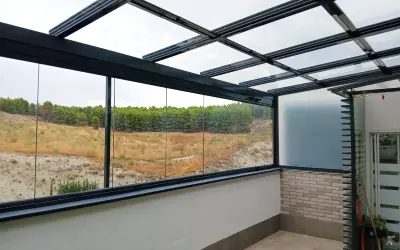 Vidrios de seguridad transparentes en un cerramiento, que permiten disfrutar del paisaje.